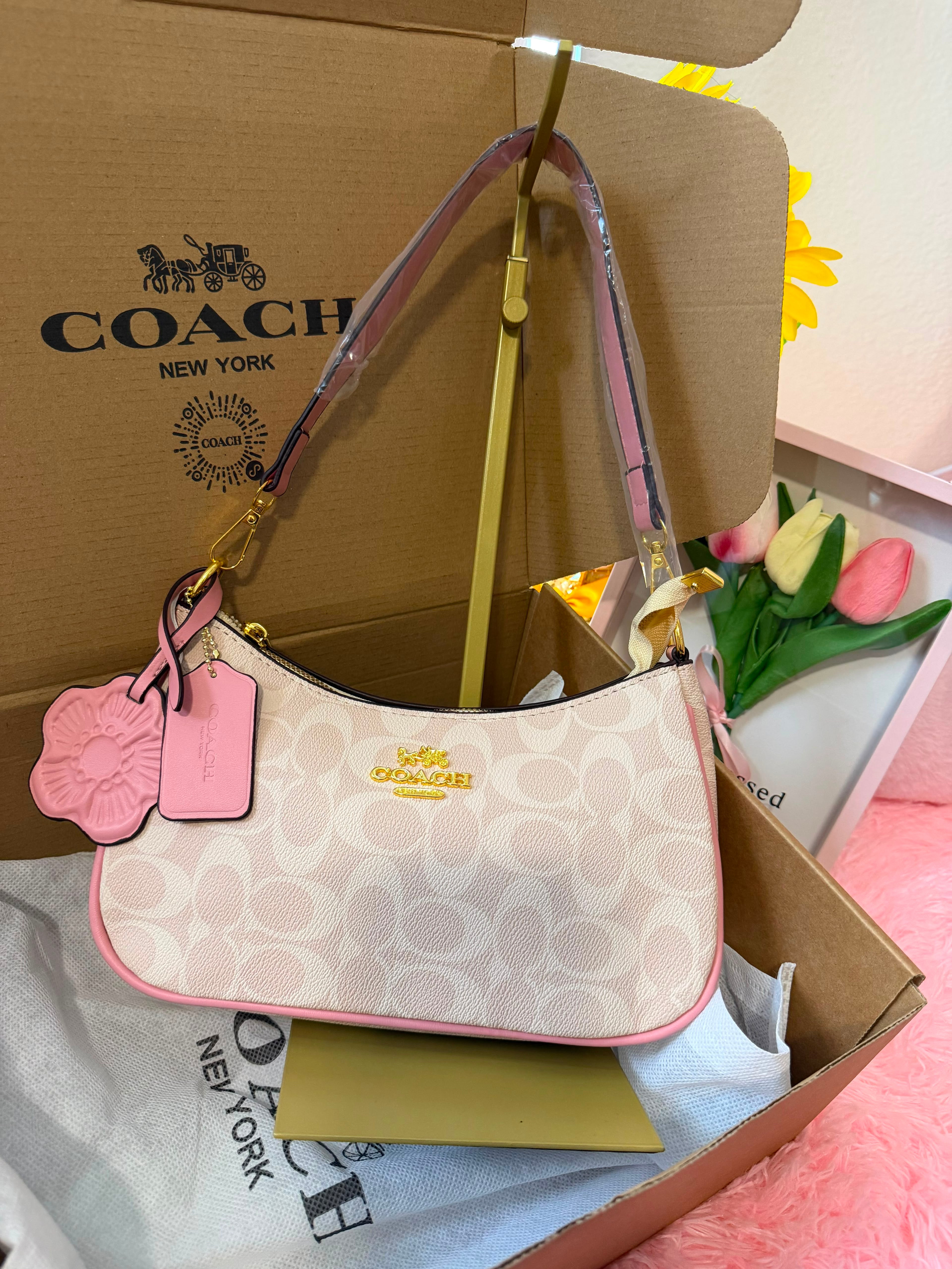🌸 Coach Signature Shoulder Bag – Elegancia con un toque femenino 🌸