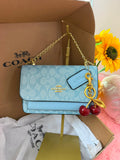 🩵 Coach Signature Crossbody – Elegancia en cada detalle 🩵