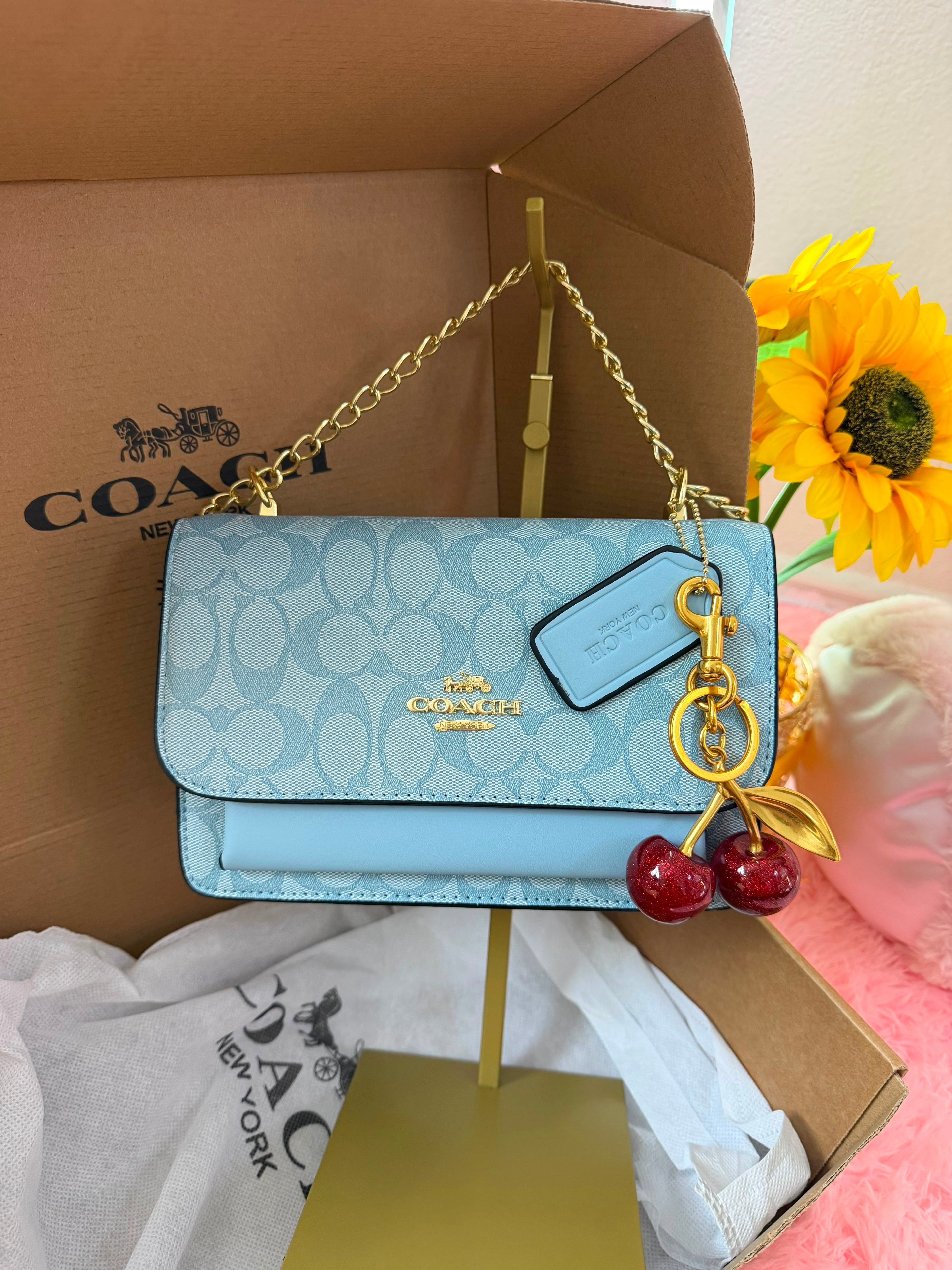 🩵 Coach Signature Crossbody – Elegancia en cada detalle 🩵