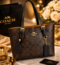 👜 Coach Signature Tote – Café/Negro 🤎